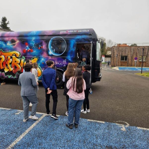 Elèves de collège entrant dans Scientibus