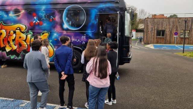 Elèves de collège entrant dans Scientibus