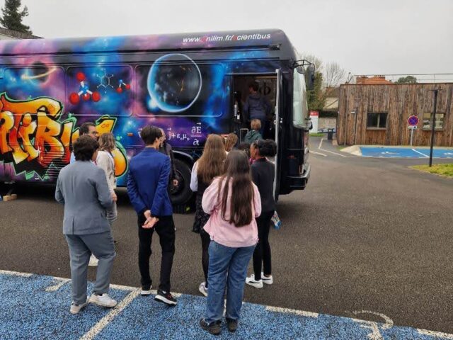 Elèves de collège entrant dans Scientibus